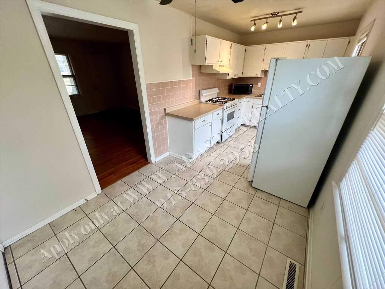 727 North Chestnut Street - Photo 5 of 19