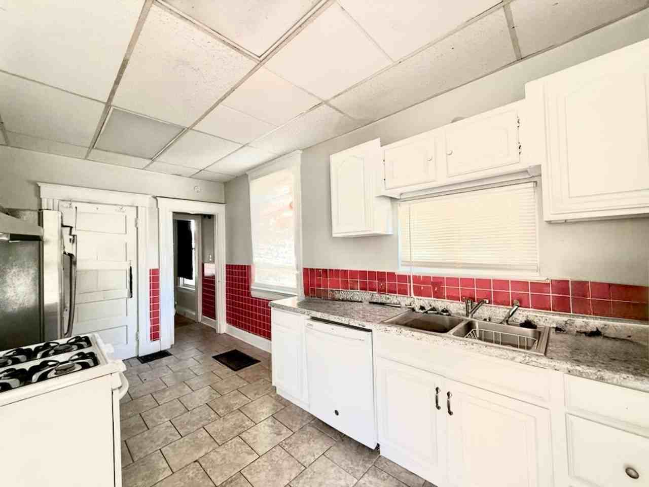 3648 Brooks Ave - Photo 2 of 10