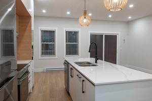 featured image of 119 Colonial Cres #1