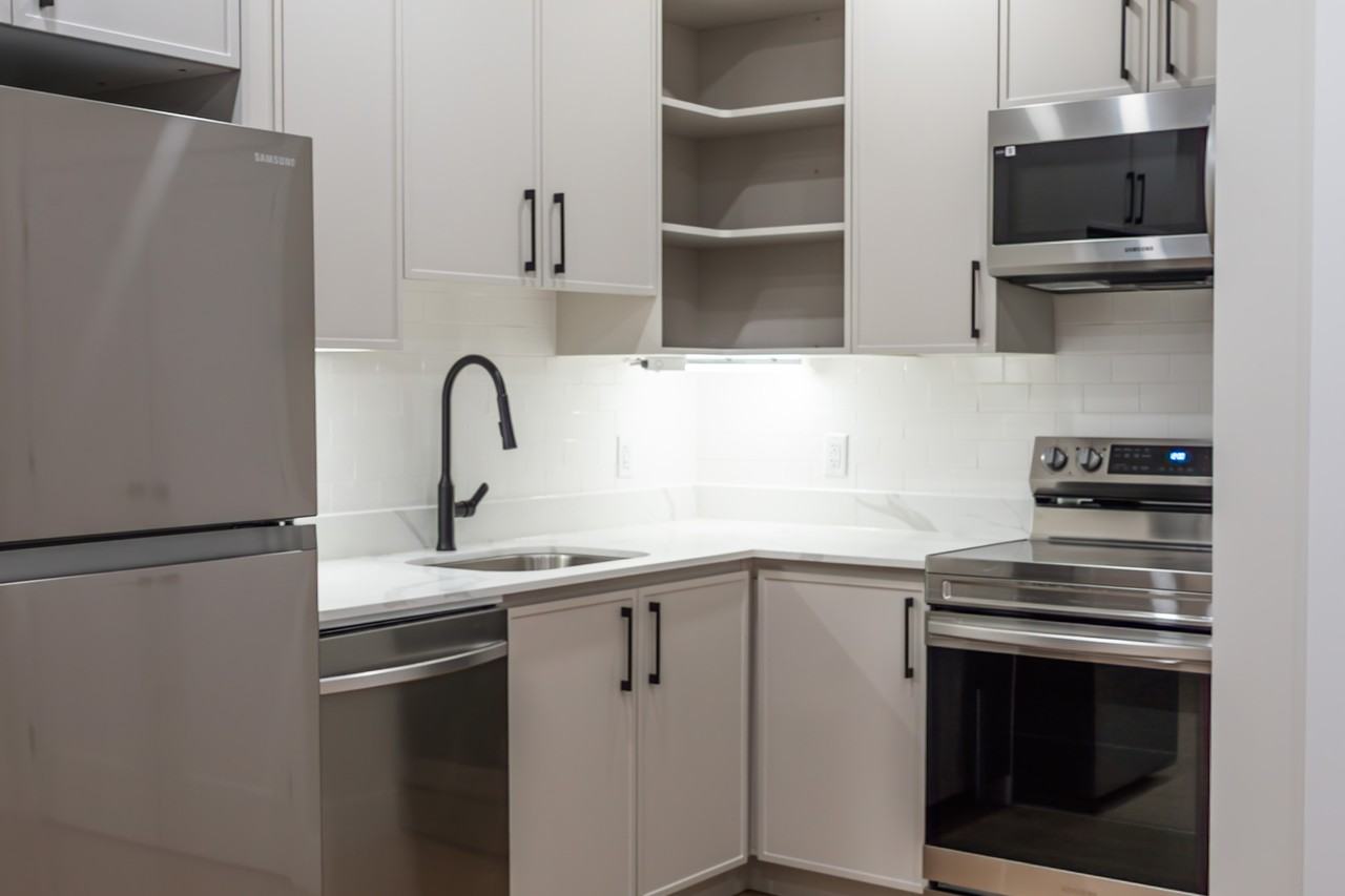 119 Colonial Cres #2 - Photo 3 of 10