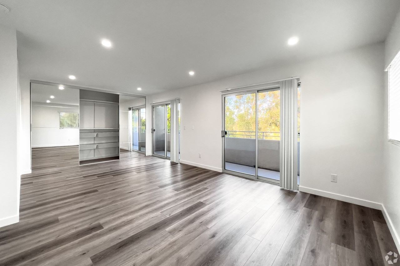 4th Avenue Apartments - Photo 6 of 9