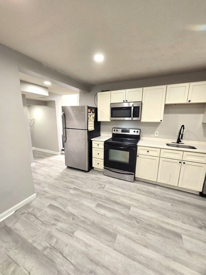 457 Admiral Street - Photo 3 of 34