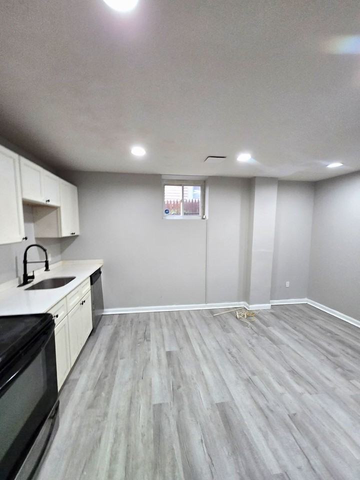 457 Admiral Street - Photo 4 of 34