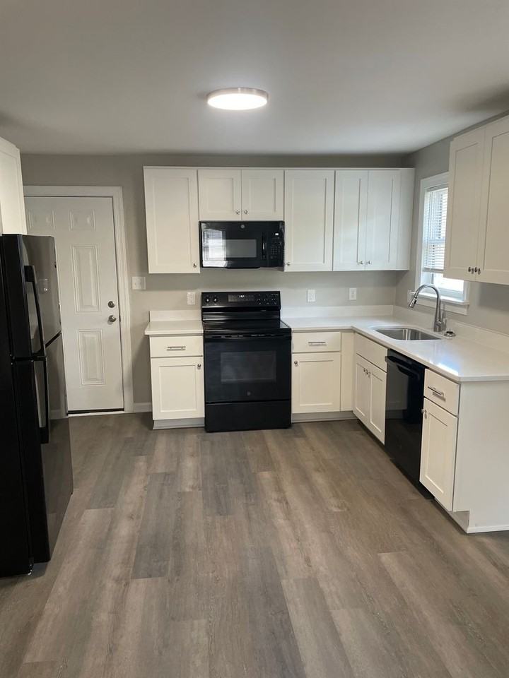 1504 Emerald St - Photo 2 of 8