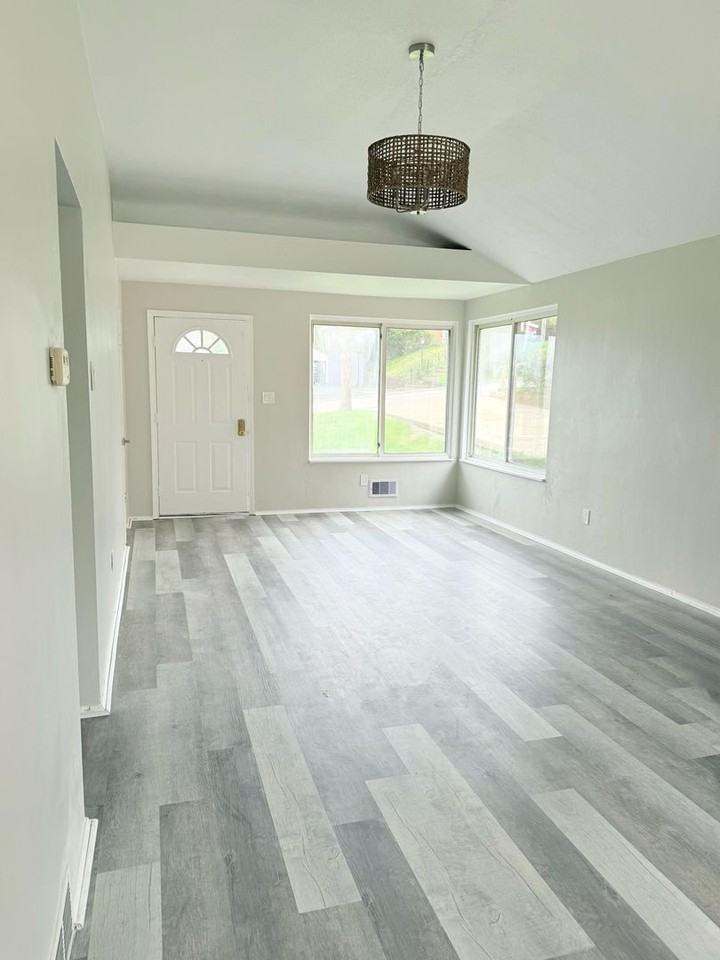 10807 Highpoint Drive - Photo 2 of 22