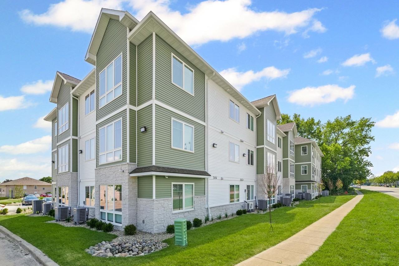 2414 N Neil - Photo 3 of 50