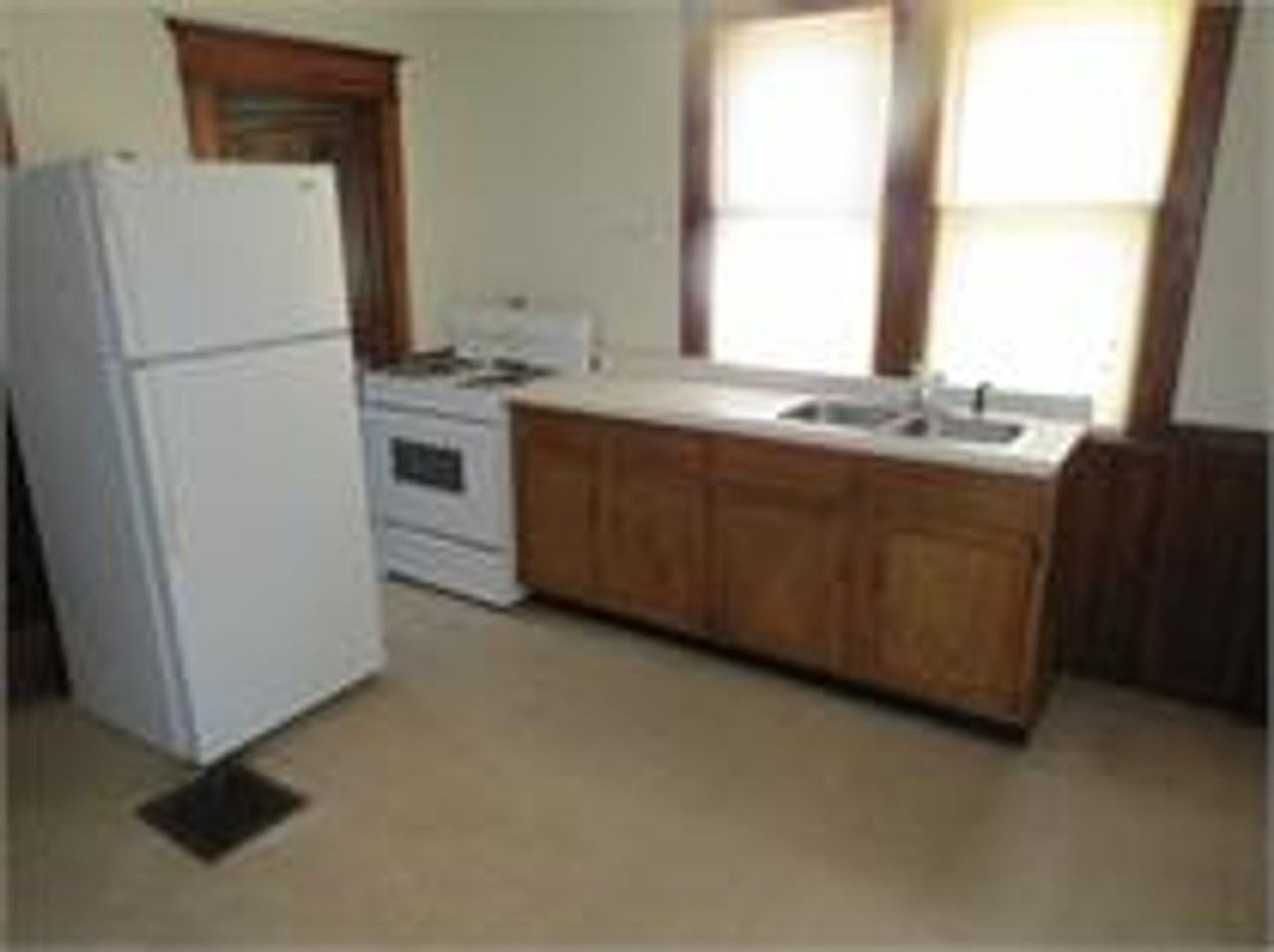 612 W Elm St - Photo 4 of 6