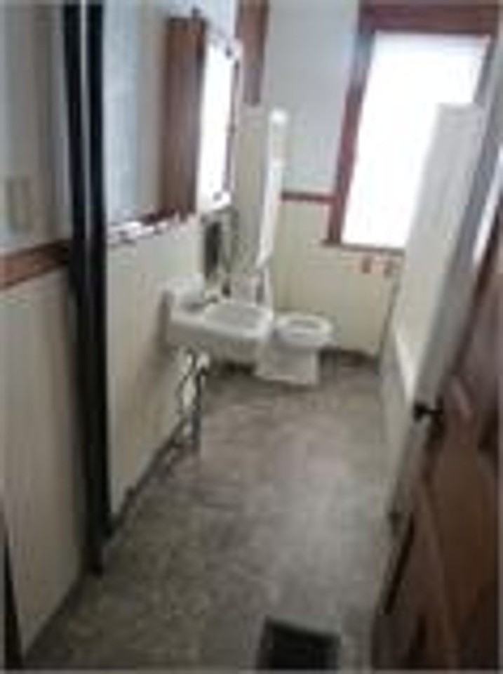 612 W Elm St - Photo 5 of 6