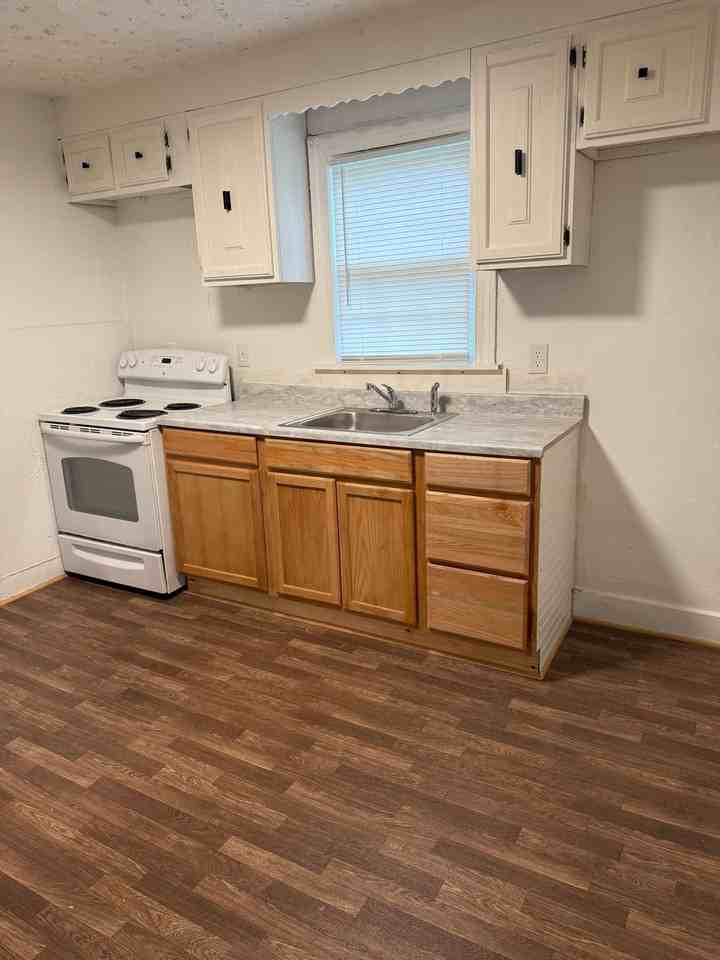 808 D St - Photo 6 of 7