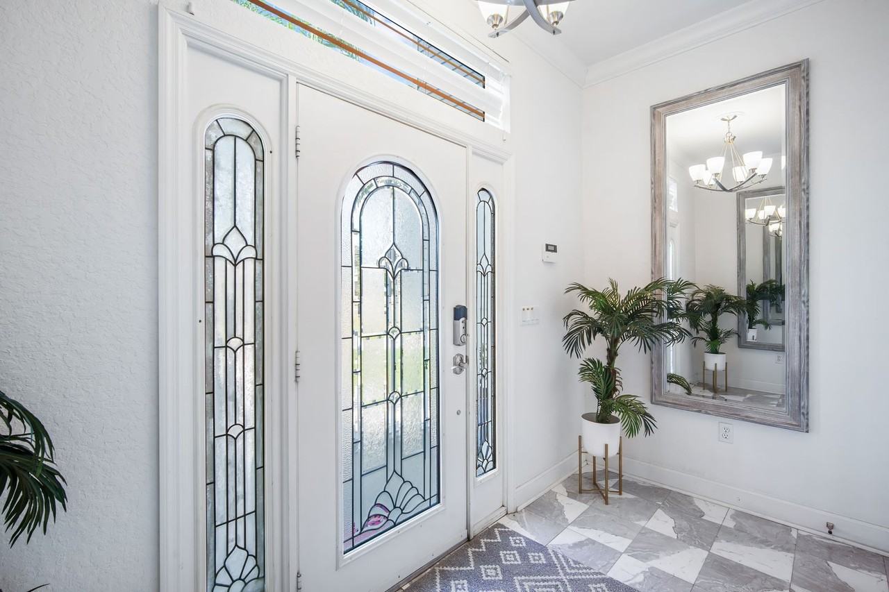 5568 Frances Ave - Photo 4 of 44