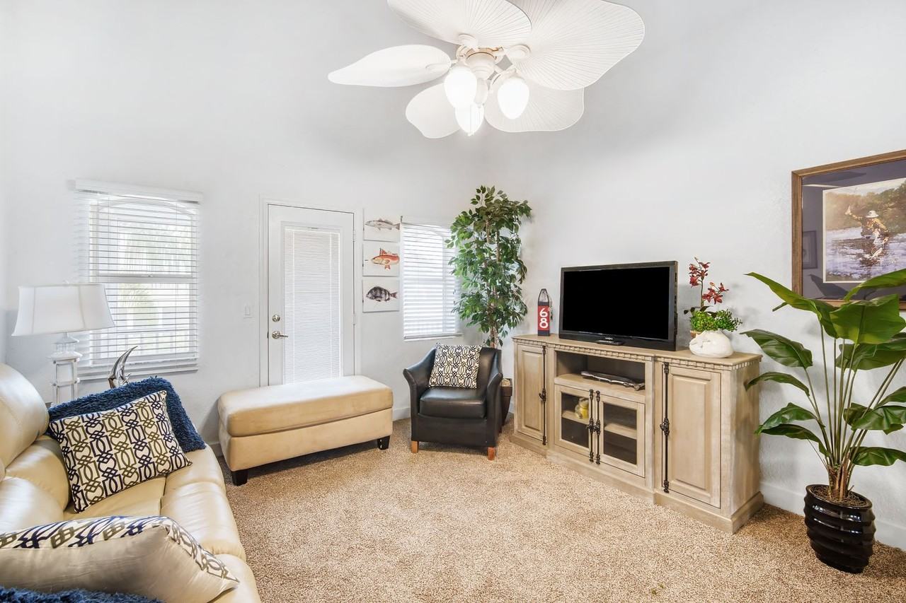 5568 Frances Ave - Photo 7 of 44