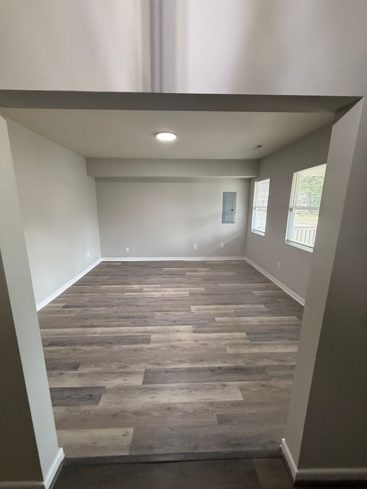 469 Patrick Ave - Photo 4 of 16