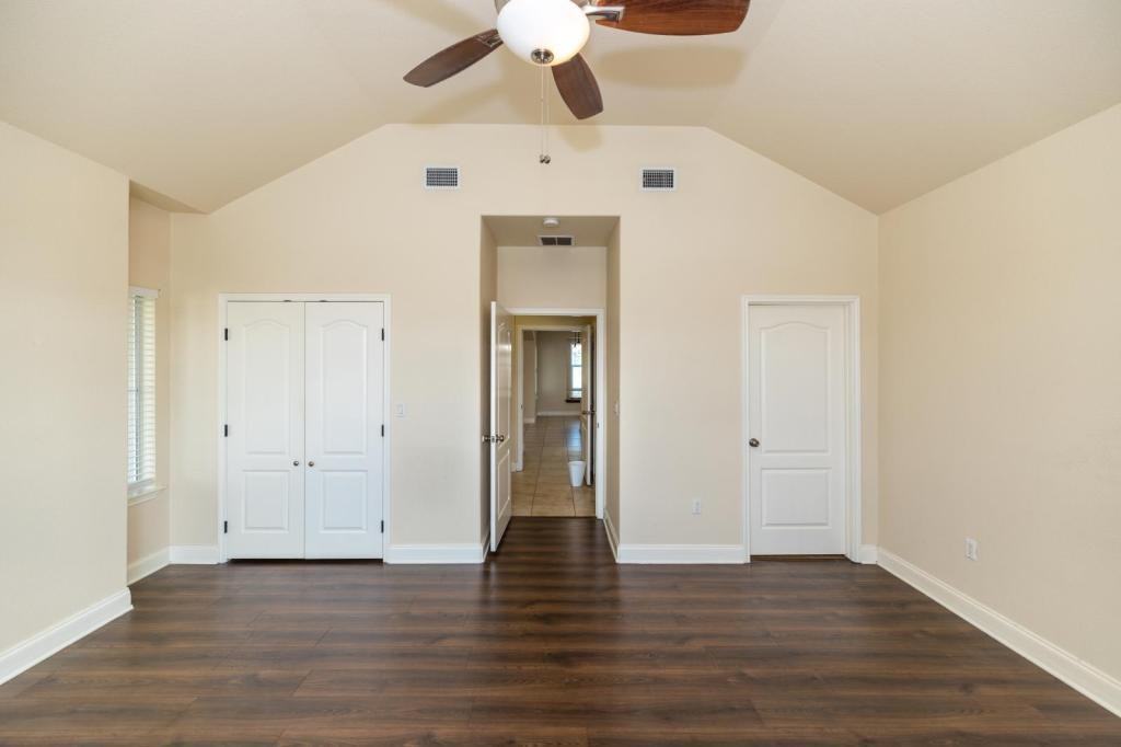 1026 Avenue H - Photo 2 of 5