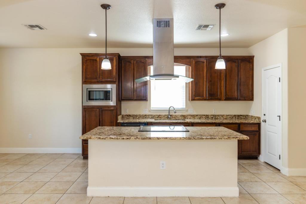 1026 Avenue H - Photo 3 of 5