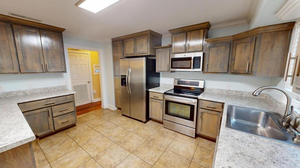 110 Oakland Dr - Photo 3 of 34