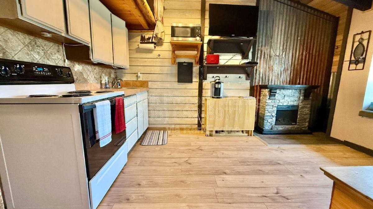 240 Mogul Hill Rd #5 - Photo 3 of 9