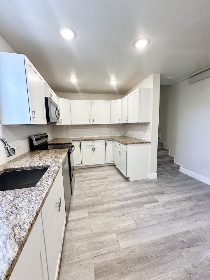 609 E 3rd St Apt B - Photo 3 of 10