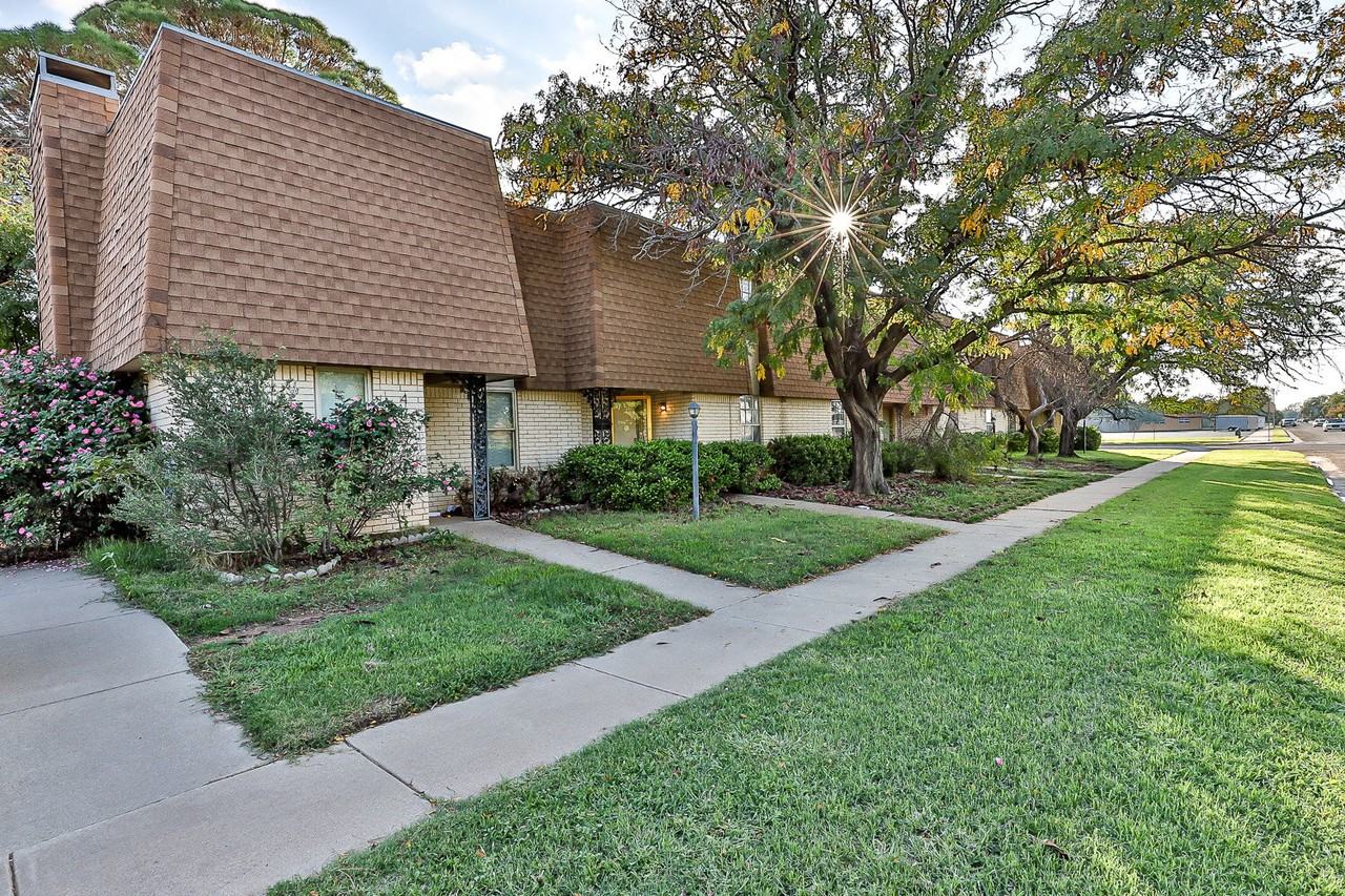 4737 48th St - Photo 3 of 34