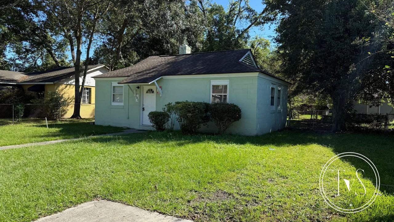 910 Googe St - Photo 3 of 12