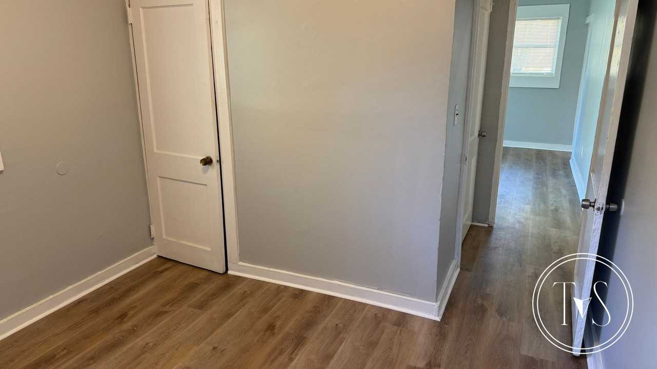 910 Googe St - Photo 4 of 12