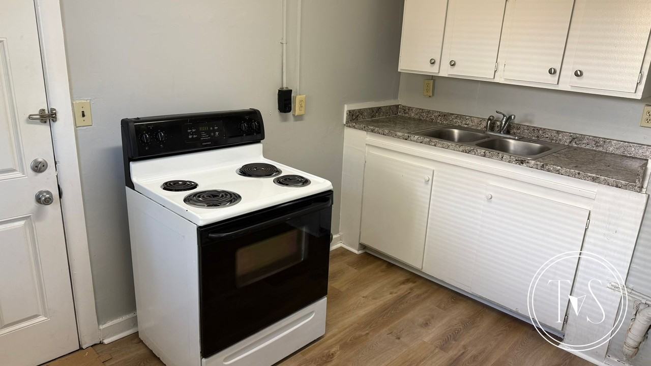 910 Googe St - Photo 5 of 12
