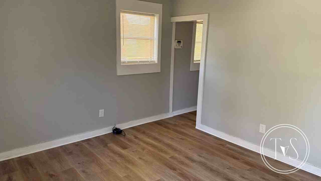 910 Googe St - Photo 6 of 12