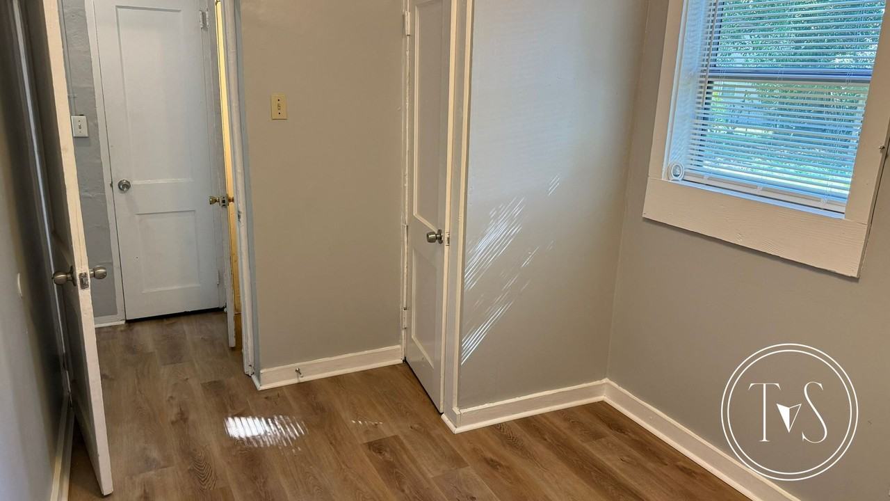 910 Googe St - Photo 7 of 12