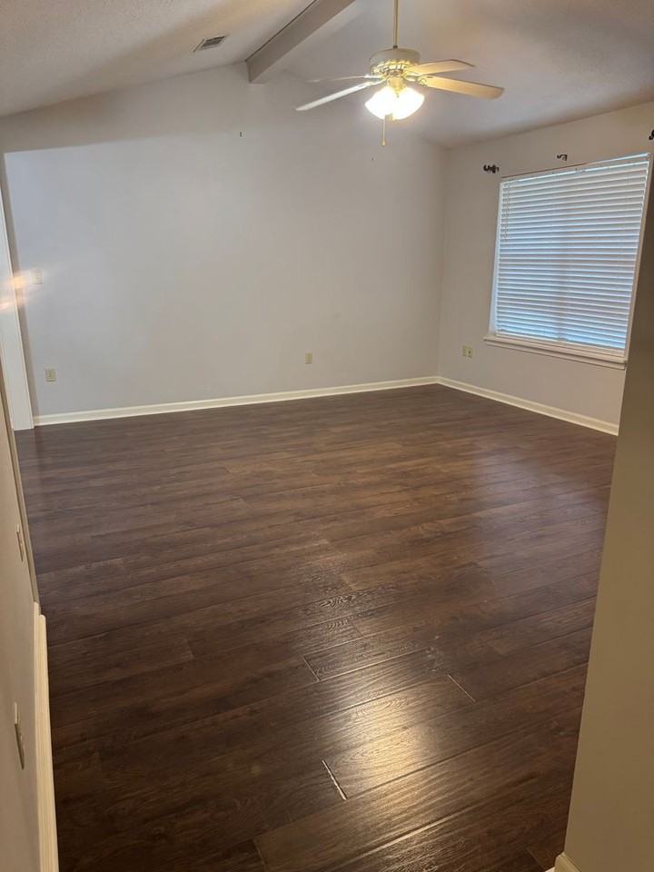 103 Wesley Dr - Photo 3 of 12