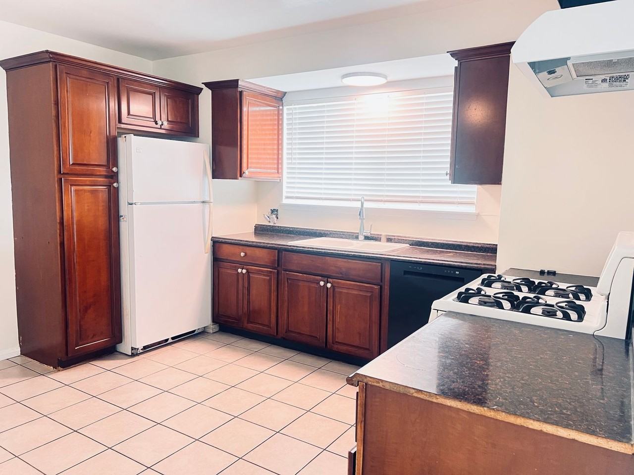 422 S Date St - Photo 5 of 17