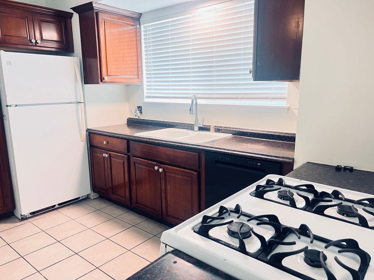 422 S Date St - Photo 6 of 17