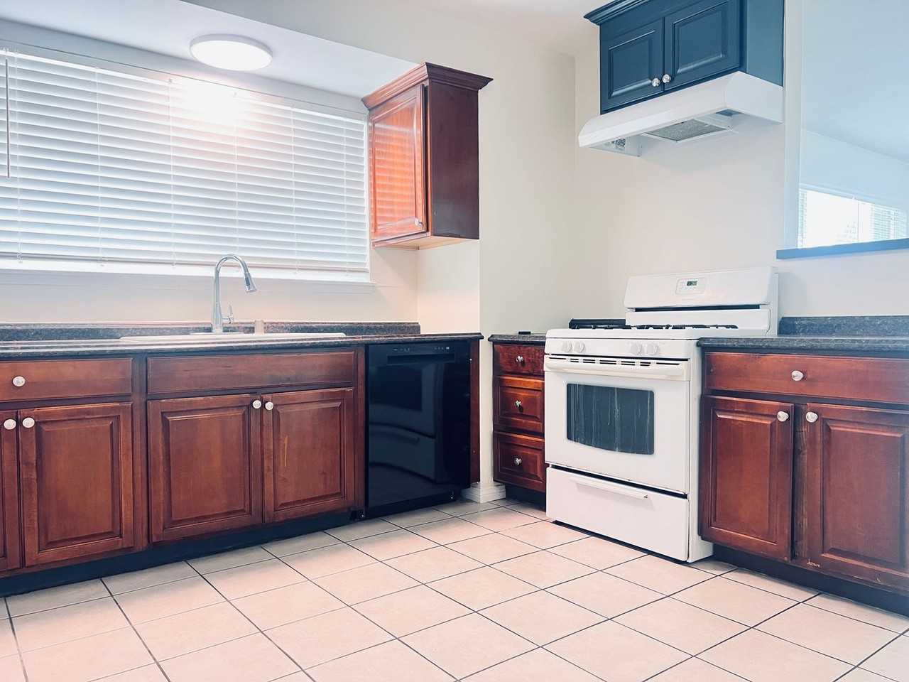 422 S Date St - Photo 7 of 17