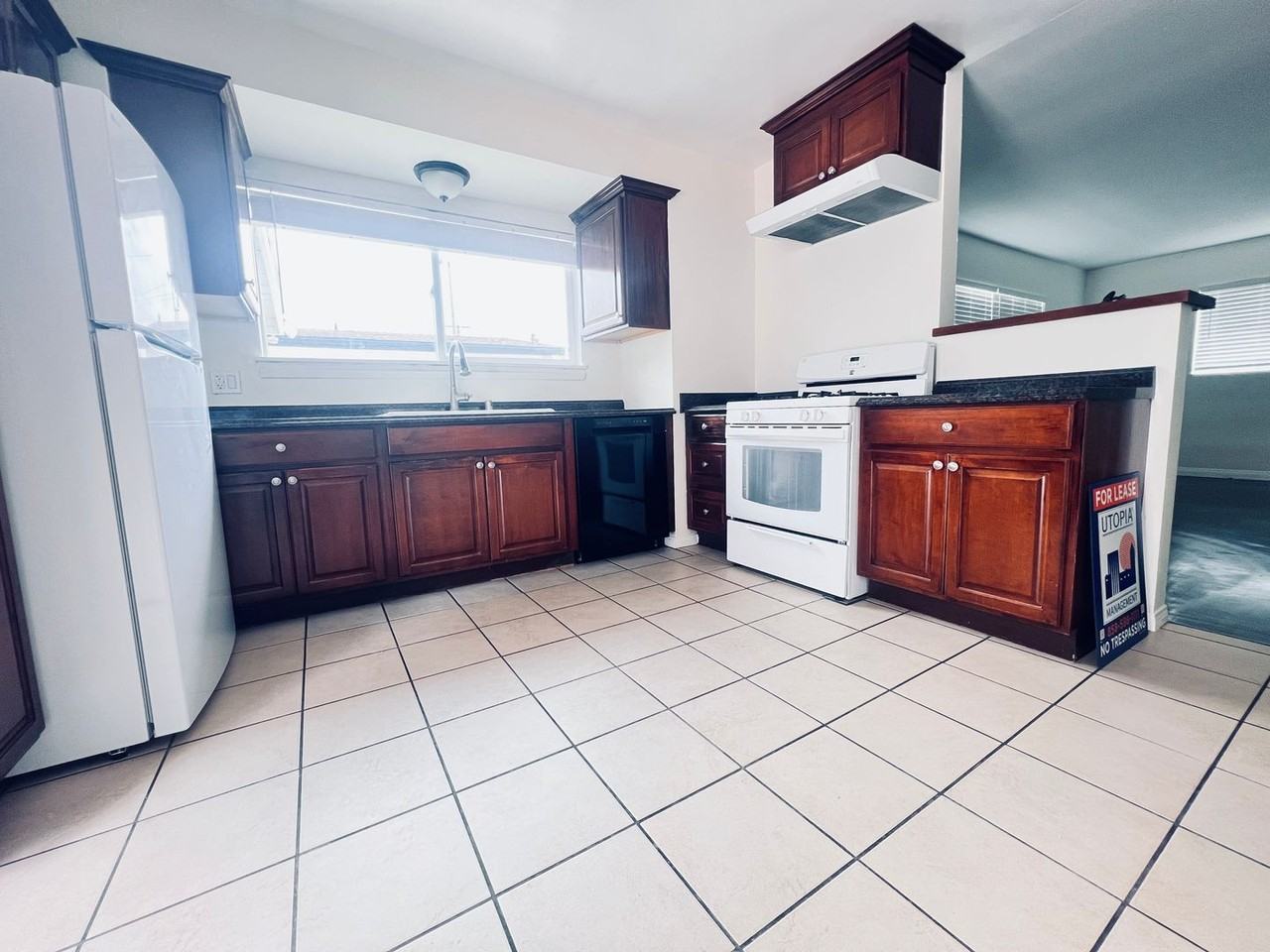 428 S Date St - Photo 5 of 11