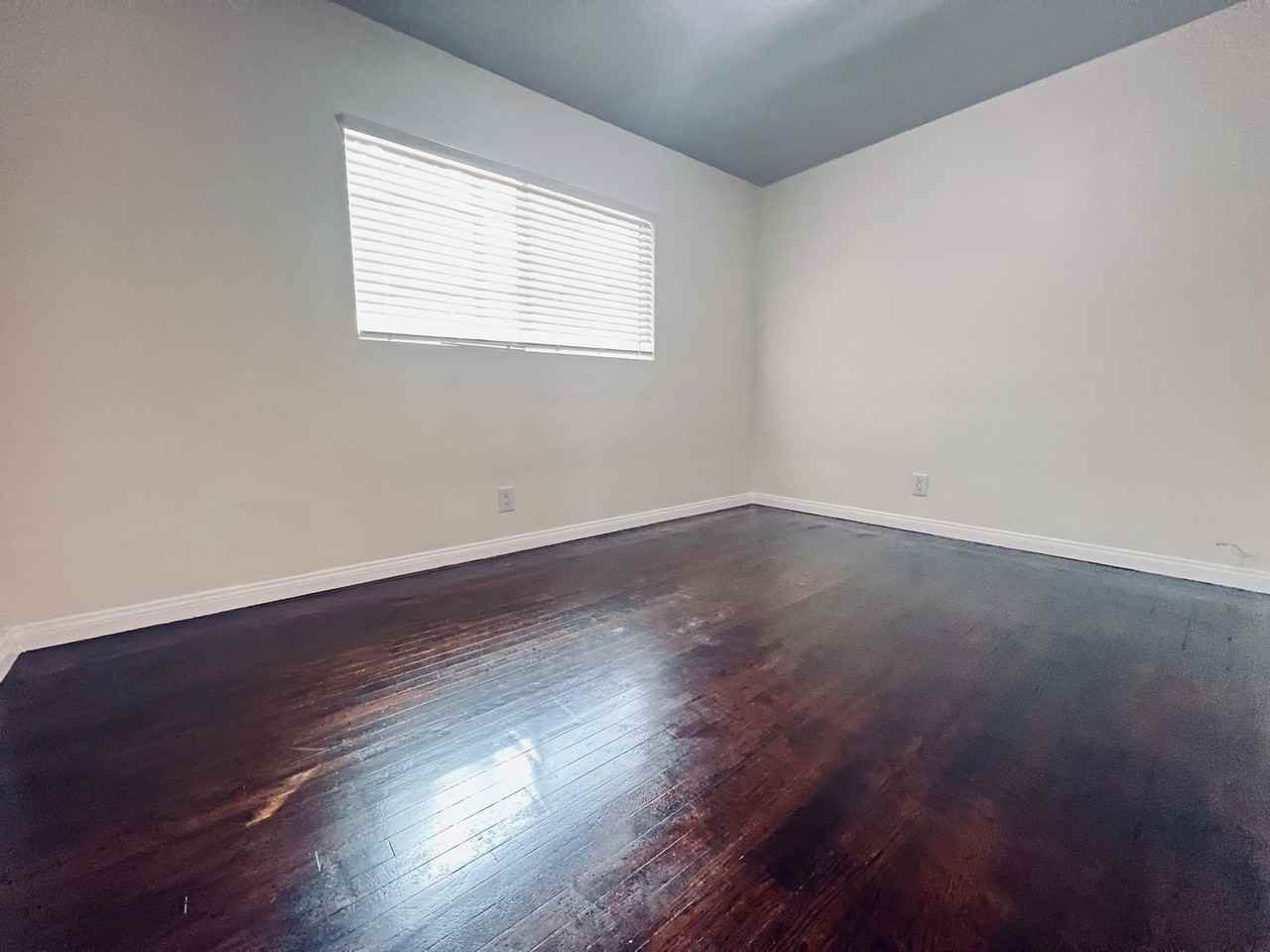 428 S Date St - Photo 7 of 11