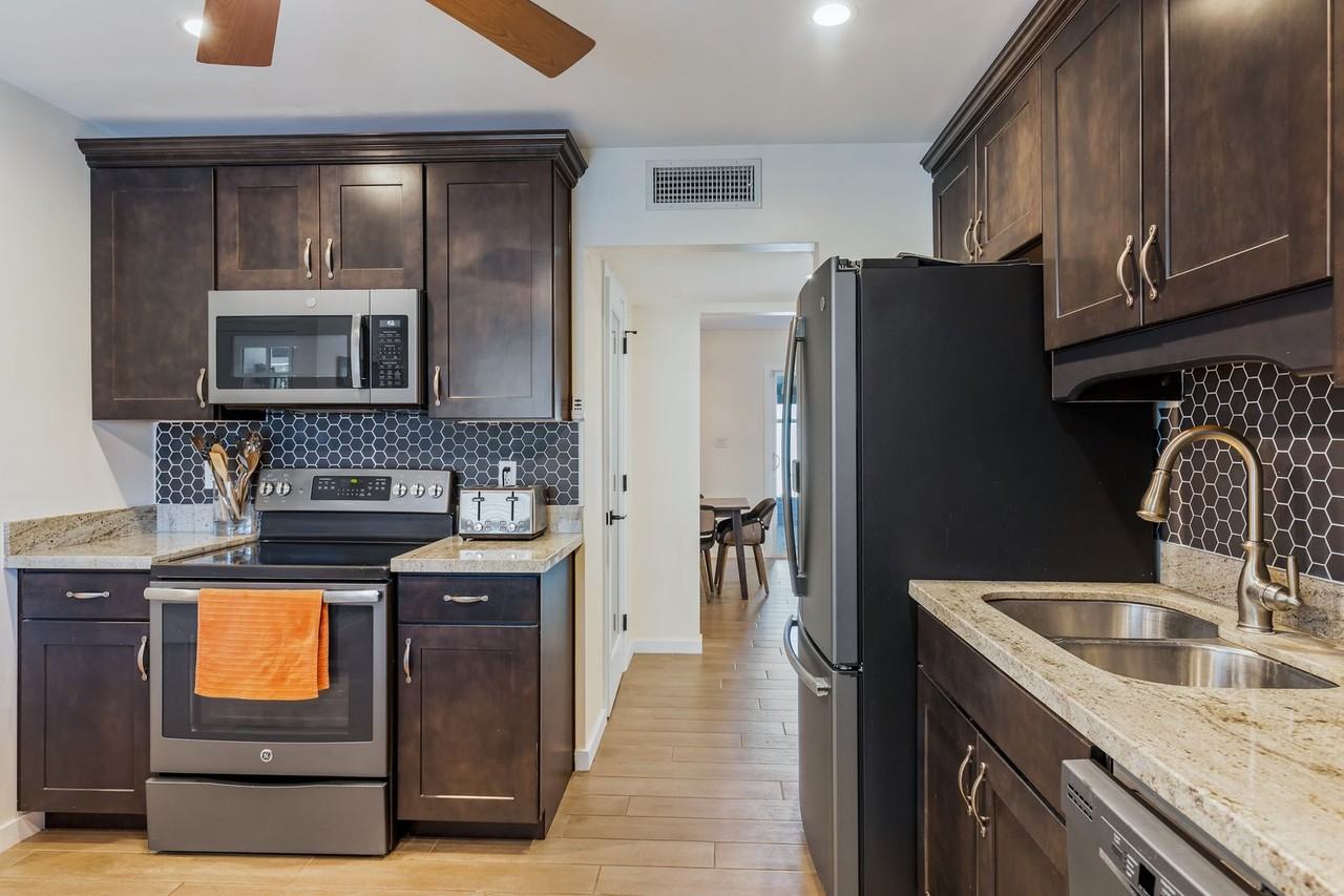 10629 N 39th St - Photo 2 of 33