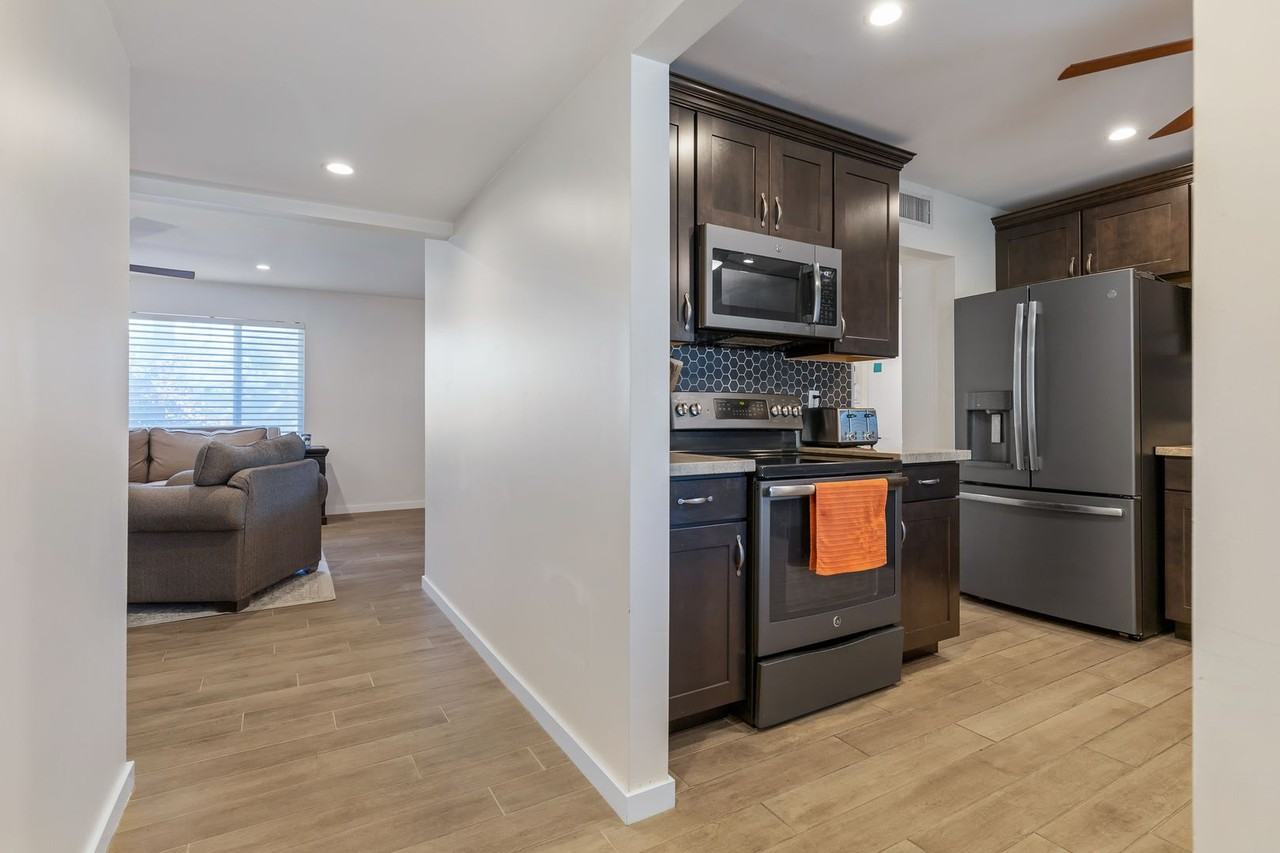 10629 N 39th St - Photo 3 of 33