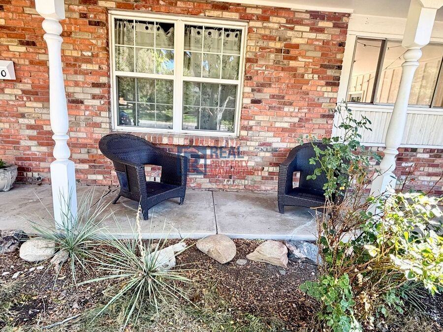 3320 S Locust St - Photo 3 of 22