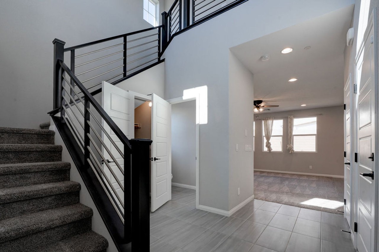 10456 Bagg Ave - Photo 4 of 44