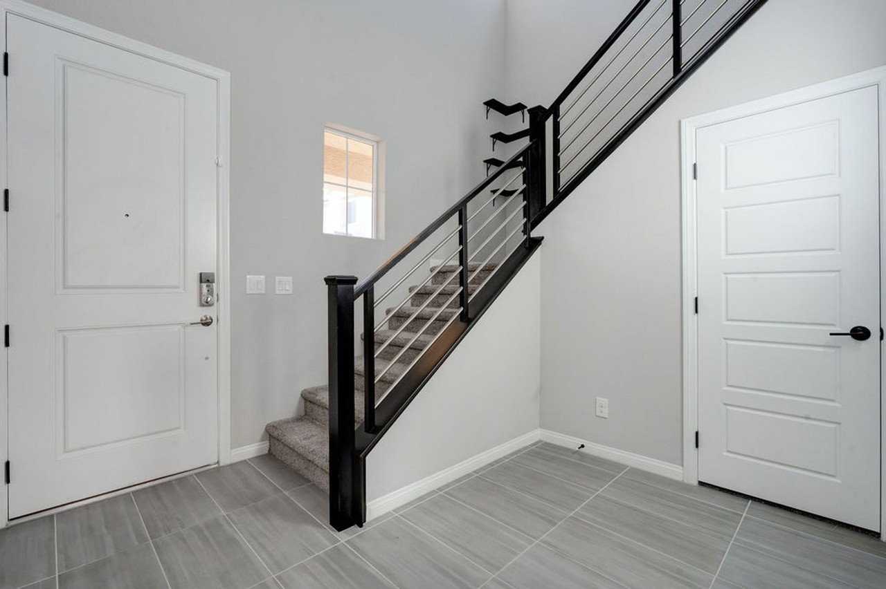 10456 Bagg Ave - Photo 5 of 44