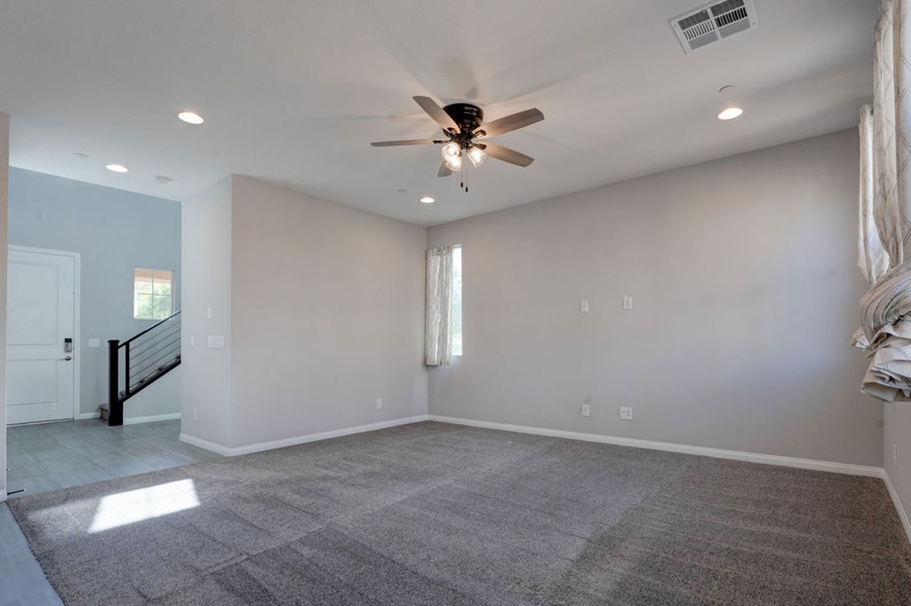 10456 Bagg Ave - Photo 7 of 44