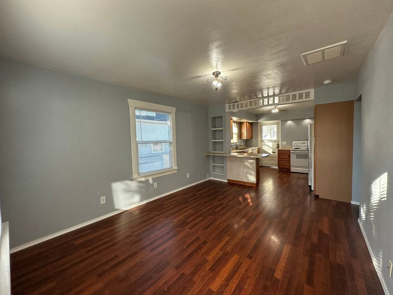 2218 Summit Ave - Photo 3 of 19