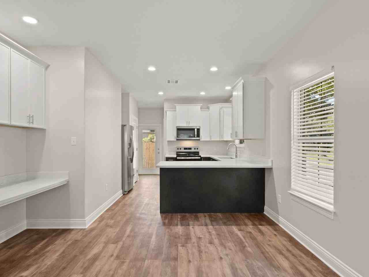 South Division St. 406 - Photo 3 of 16