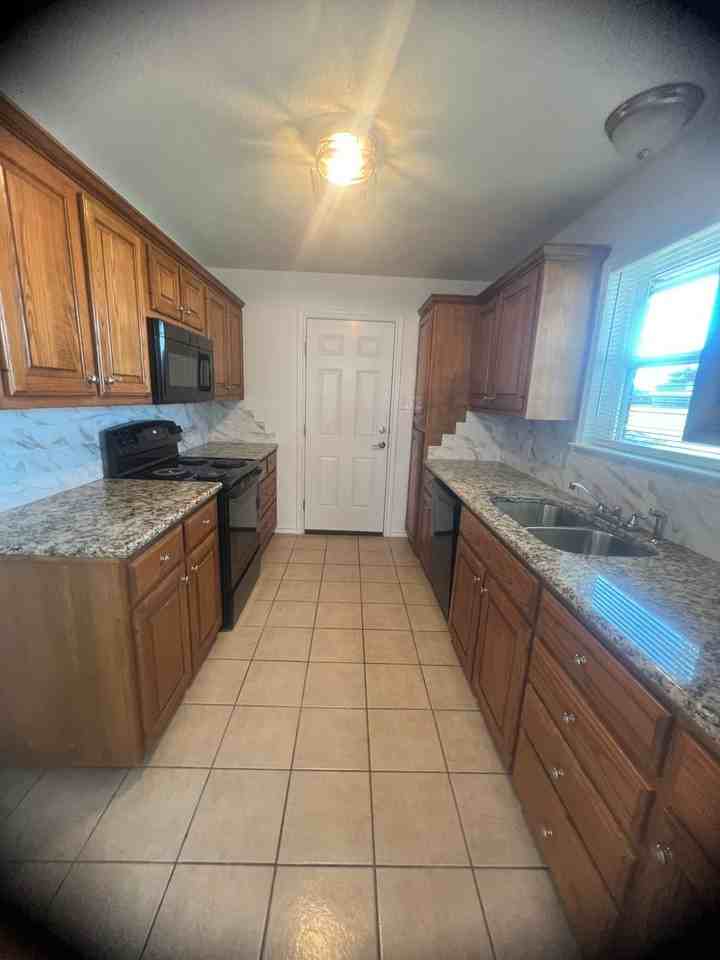 136 Katy St - Photo 5 of 13