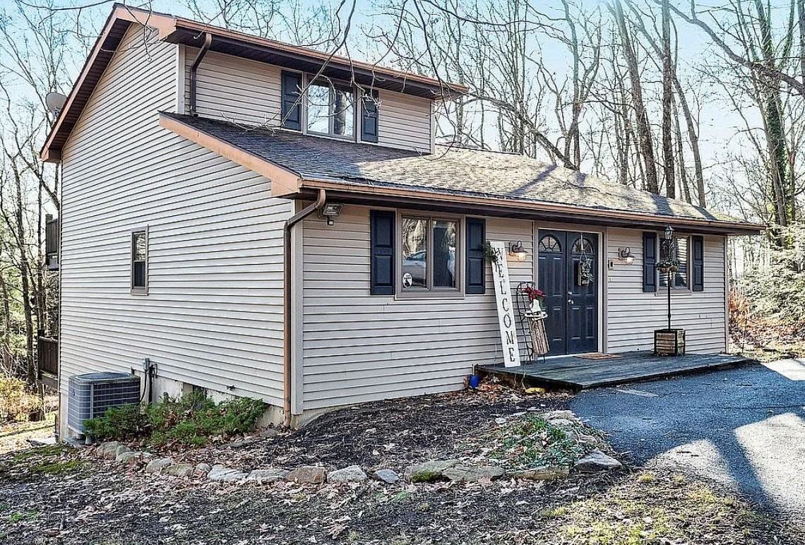 291 Manor Lane East - Photo 3 of 19