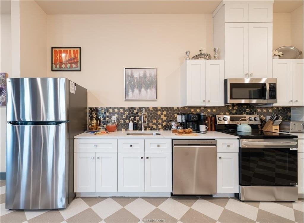 608 North Bryan Ave. Avenue #221 - Photo 4 of 9