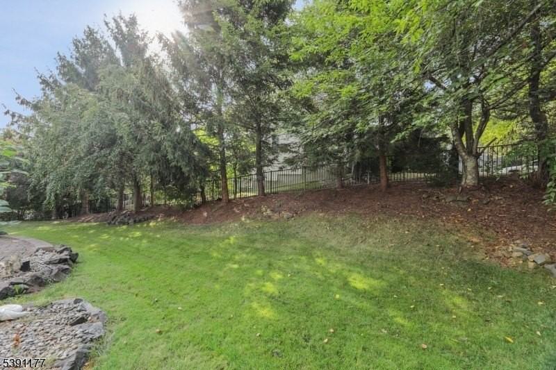 2 Bedford Dr - Photo 4 of 33