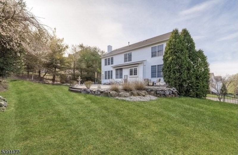 2 Bedford Dr - Photo 5 of 33