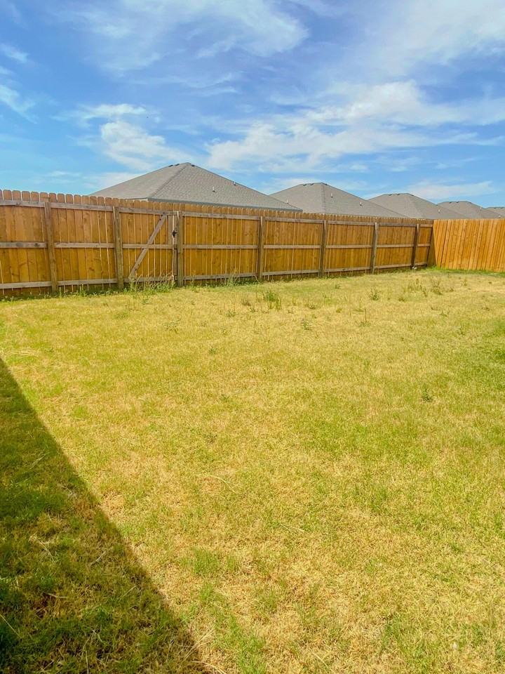 8605 10th Pl - Photo 4 of 18