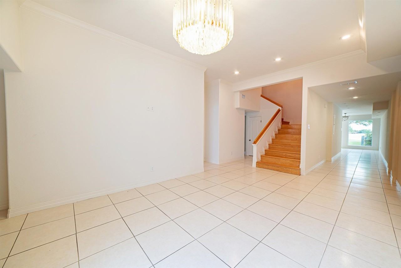 1800 Country Club Dr - Photo 4 of 21