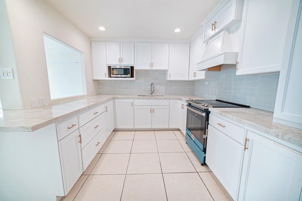 1800 Country Club Dr - Photo 5 of 21