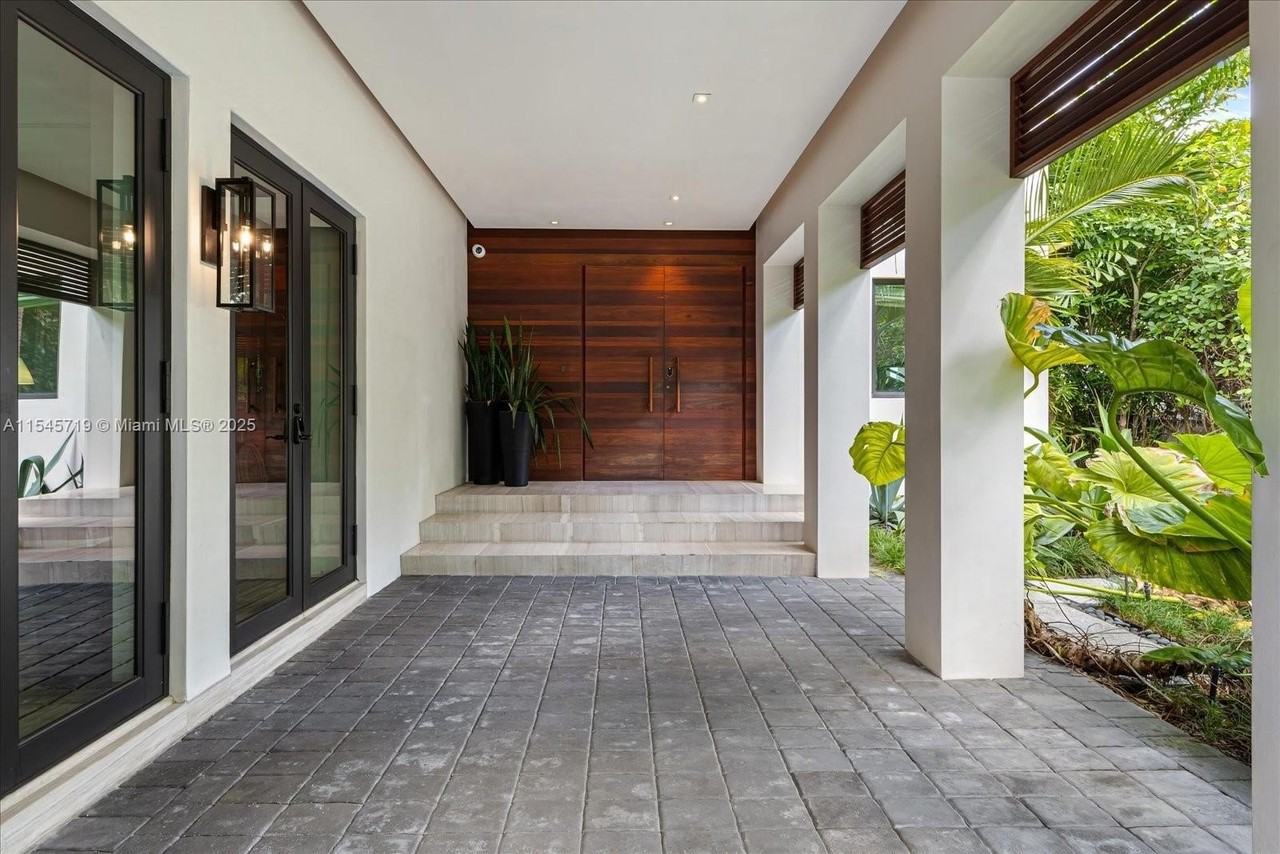 401 E Rivo Alto Dr - Photo 3 of 50